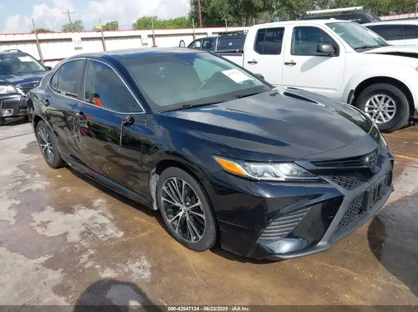 4T1B11HK1JU143739 2018 TOYOTA CAMRY - Image 1