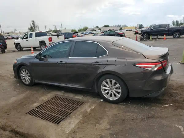 4T1B11HK1JU153834 2018 TOYOTA CAMRY - Image 2