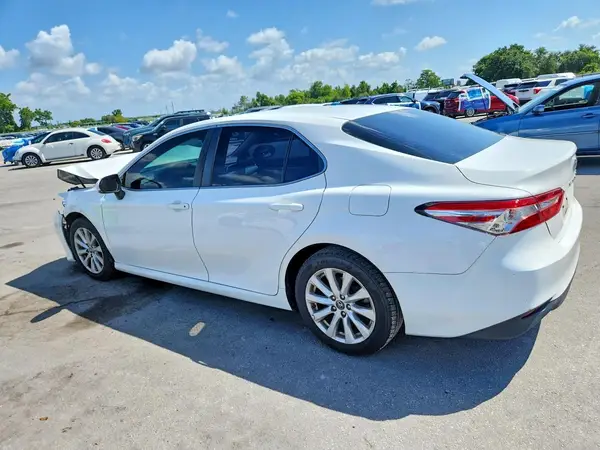 4T1B11HK1JU157155 2018 TOYOTA CAMRY - Image 2