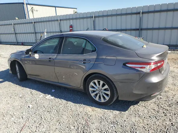 4T1B11HK1JU157799 2018 TOYOTA CAMRY - Image 2