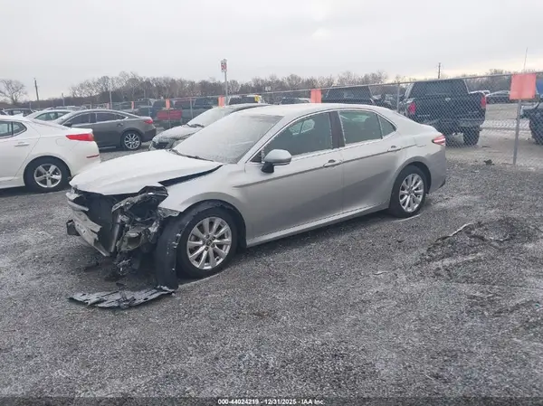 4T1B11HK1JU500272 2018 TOYOTA CAMRY - Image 2
