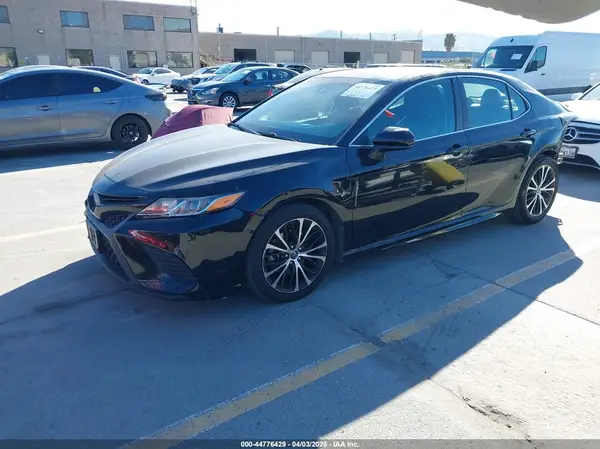 4T1B11HK1JU500949 2018 TOYOTA CAMRY - Image 2