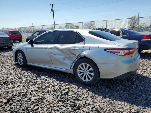 4T1B11HK1JU501888 2018 TOYOTA CAMRY - Image 2