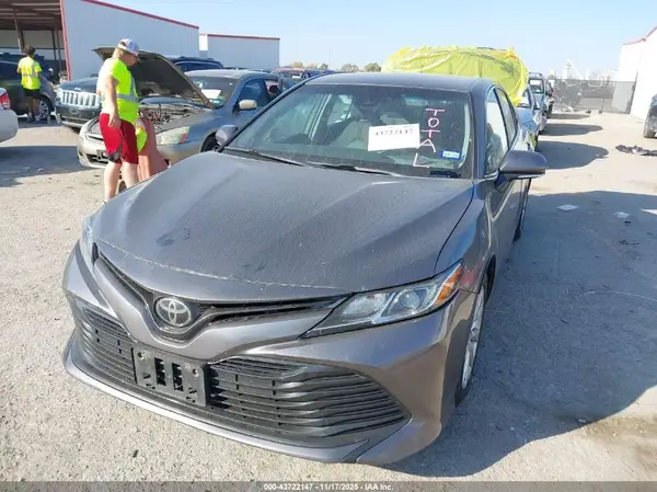 4T1B11HK1JU507738 2018 TOYOTA CAMRY - Image 2
