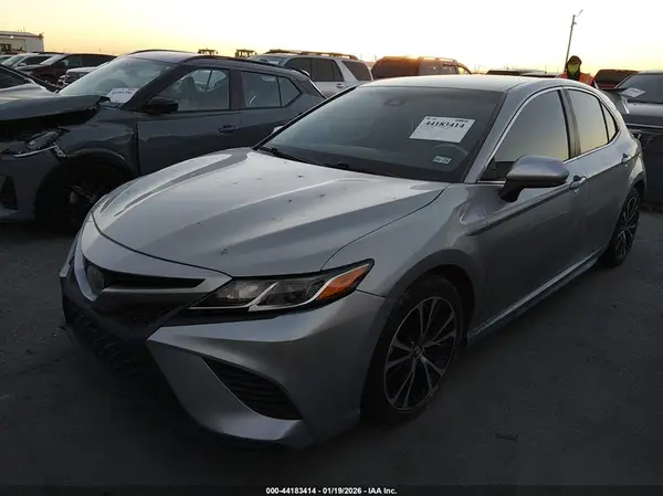 4T1B11HK1JU508310 2018 TOYOTA CAMRY - Image 2