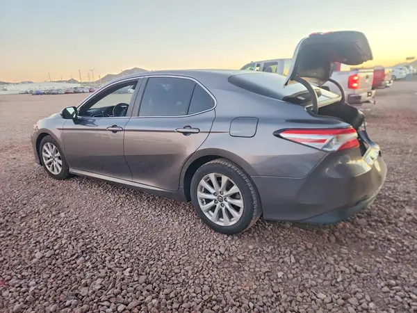 4T1B11HK1JU511210 2018 TOYOTA CAMRY - Image 2