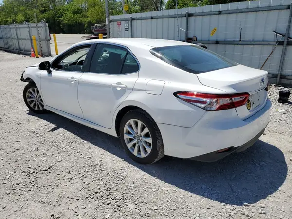 4T1B11HK1JU513118 2018 TOYOTA CAMRY - Image 2
