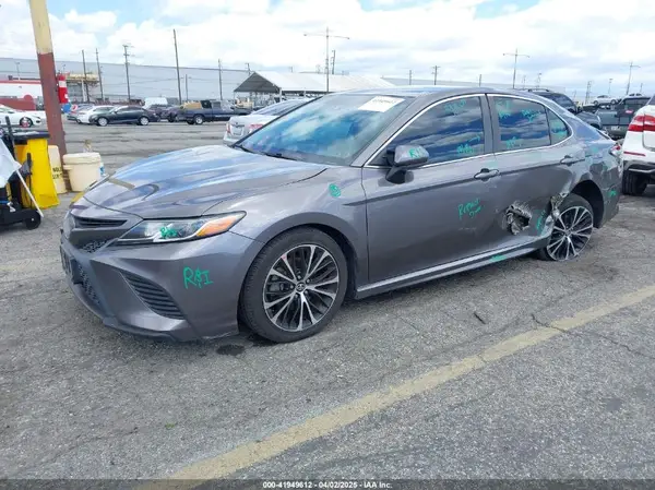 4T1B11HK1JU515810 2018 TOYOTA CAMRY - Image 2