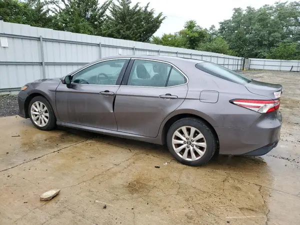 4T1B11HK1JU521378 2018 TOYOTA CAMRY - Image 2