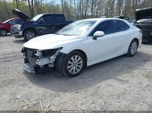 4T1B11HK1JU521915 2018 TOYOTA CAMRY - Image 2