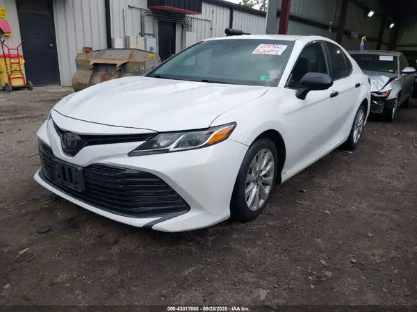 4T1B11HK1JU523373 2018 TOYOTA CAMRY - Image 2