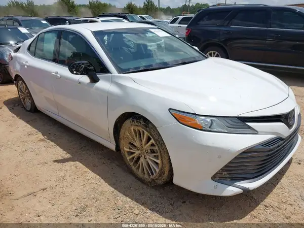 4T1B11HK1JU524846 2018 TOYOTA CAMRY - Image 1