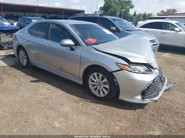 4T1B11HK1JU525740 2018 TOYOTA CAMRY - Image 1