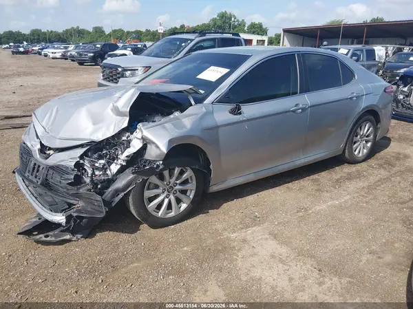 4T1B11HK1JU525740 2018 TOYOTA CAMRY - Image 2