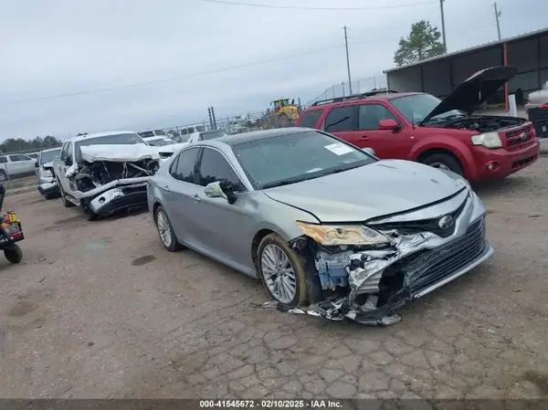 4T1B11HK1JU526421 2018 TOYOTA CAMRY - Image 1