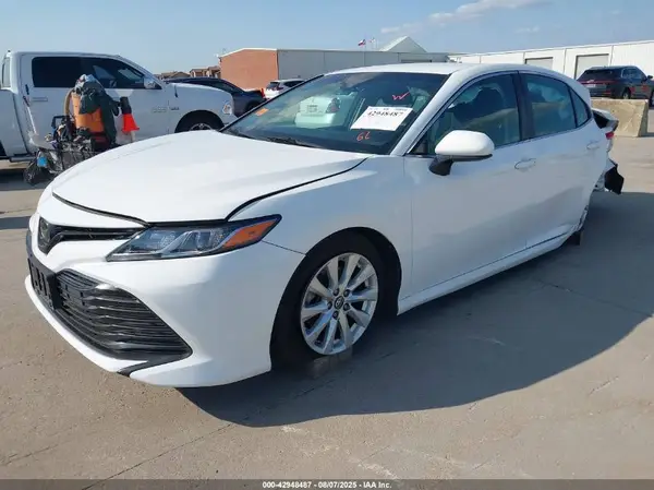4T1B11HK1JU527911 2018 TOYOTA CAMRY - Image 2