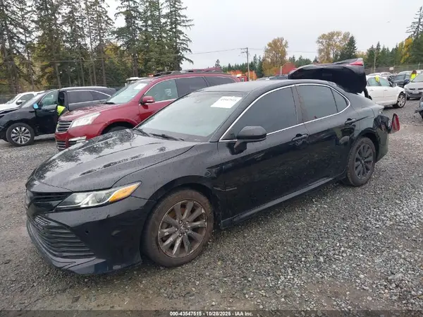 4T1B11HK1JU544921 2018 TOYOTA CAMRY - Image 2