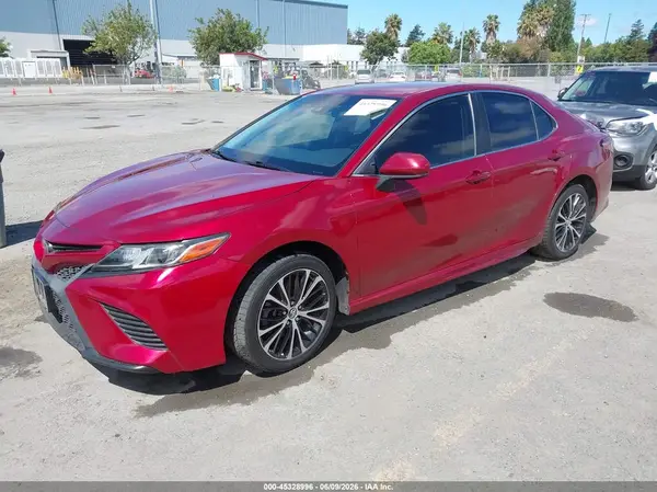 4T1B11HK1JU553828 2018 TOYOTA CAMRY - Image 2