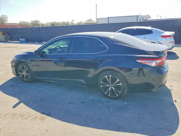 4T1B11HK1JU556745 2018 TOYOTA CAMRY - Image 2
