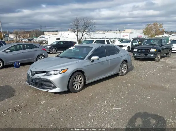 4T1B11HK1JU557412 2018 TOYOTA CAMRY - Image 2