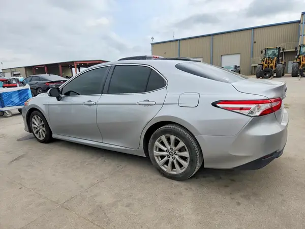 4T1B11HK1JU558513 2018 TOYOTA CAMRY - Image 2
