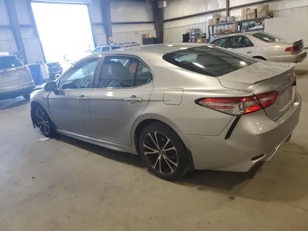 4T1B11HK1JU558771 2018 TOYOTA CAMRY - Image 2