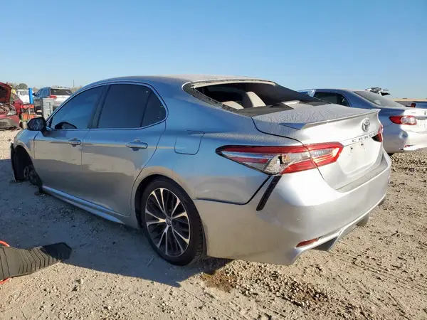 4T1B11HK1JU561766 2018 TOYOTA CAMRY - Image 2