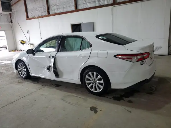 4T1B11HK1JU563047 2018 TOYOTA CAMRY - Image 2