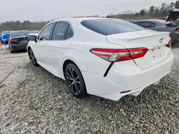 4T1B11HK1JU563100 2018 TOYOTA CAMRY - Image 2