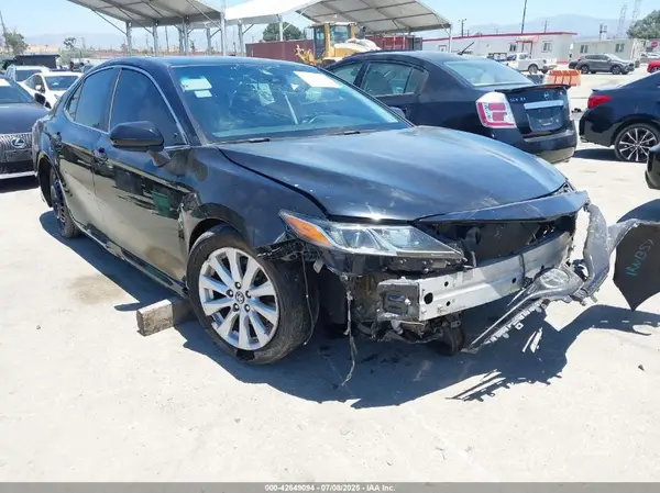 4T1B11HK1JU563114 2018 TOYOTA CAMRY - Image 1