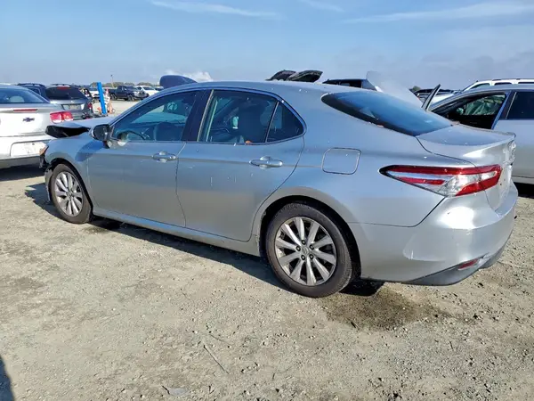 4T1B11HK1JU565803 2018 TOYOTA CAMRY - Image 2