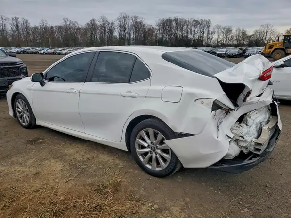 4T1B11HK1JU568703 2018 TOYOTA CAMRY - Image 2
