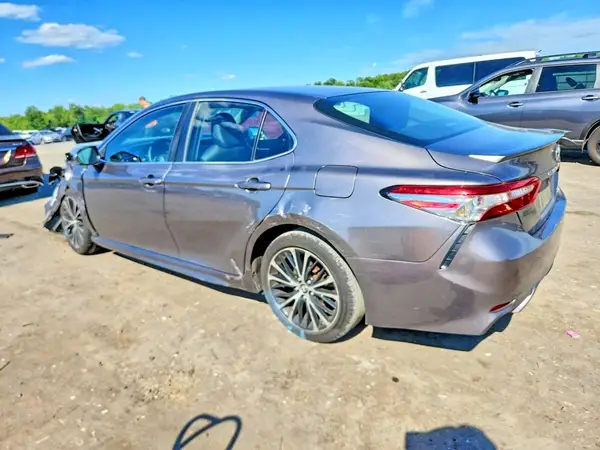 4T1B11HK1JU569172 2018 TOYOTA CAMRY - Image 2
