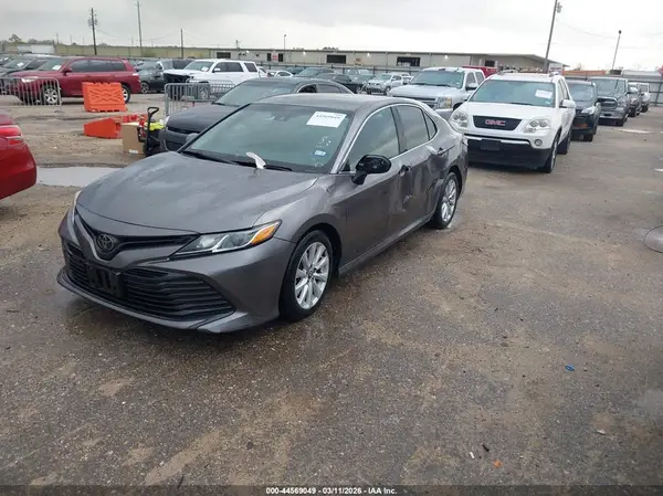 4T1B11HK1JU570192 2018 TOYOTA CAMRY - Image 2