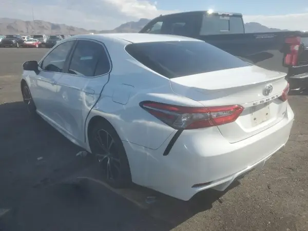 4T1B11HK1JU572072 2018 TOYOTA CAMRY - Image 2