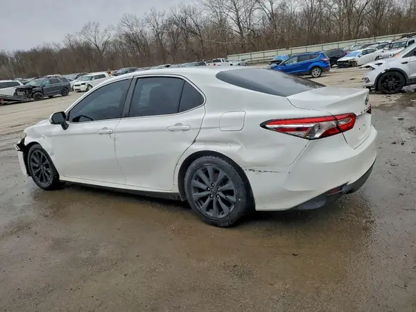 4T1B11HK1JU572167 2018 TOYOTA CAMRY - Image 2