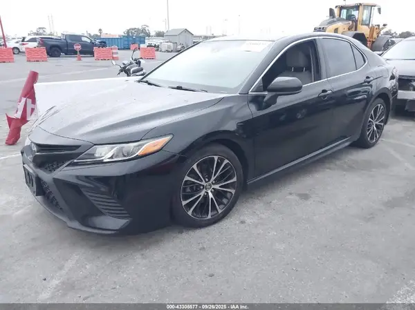 4T1B11HK1JU573190 2018 TOYOTA CAMRY - Image 2