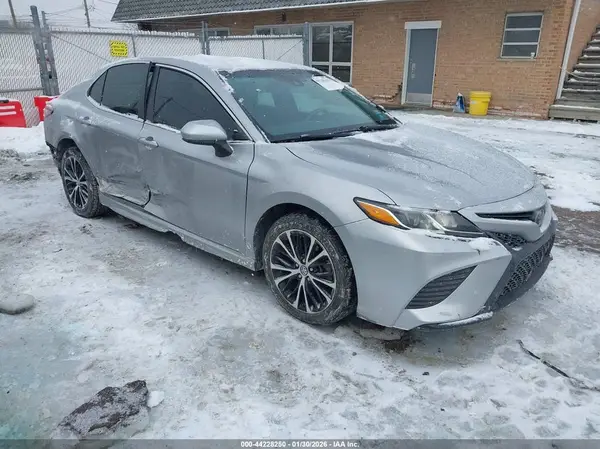 4T1B11HK1JU573383 2018 TOYOTA CAMRY - Image 1