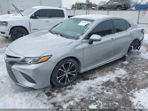 4T1B11HK1JU573383 2018 TOYOTA CAMRY - Image 2