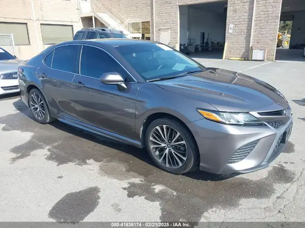 4T1B11HK1JU573982 2018 TOYOTA CAMRY - Image 1