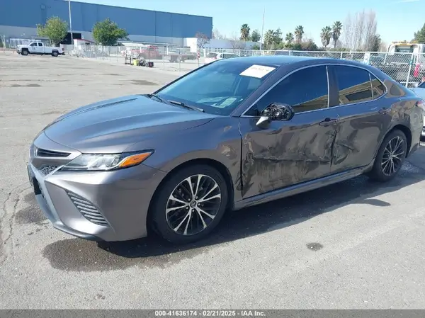 4T1B11HK1JU573982 2018 TOYOTA CAMRY - Image 2