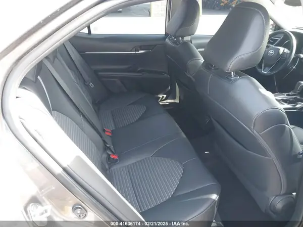 4T1B11HK1JU573982 2018 TOYOTA CAMRY - Image 8
