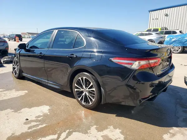 4T1B11HK1JU575067 2018 TOYOTA CAMRY - Image 2