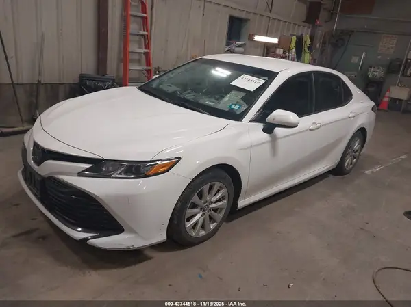 4T1B11HK1JU575229 2018 TOYOTA CAMRY - Image 2