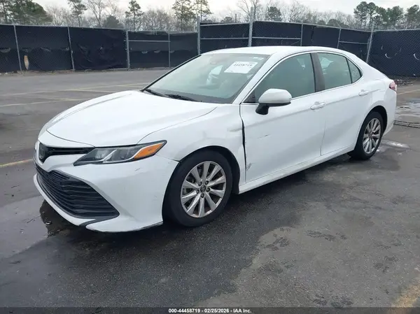 4T1B11HK1JU575957 2018 TOYOTA CAMRY - Image 2