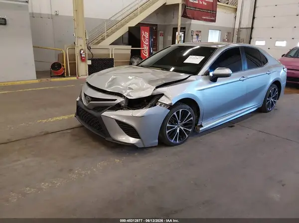 4T1B11HK1JU577658 2018 TOYOTA CAMRY - Image 2