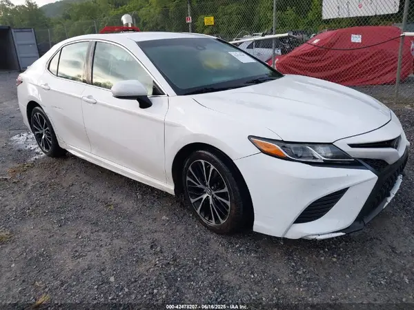 4T1B11HK1JU577708 2018 TOYOTA CAMRY - Image 1
