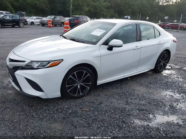 4T1B11HK1JU577708 2018 TOYOTA CAMRY - Image 2