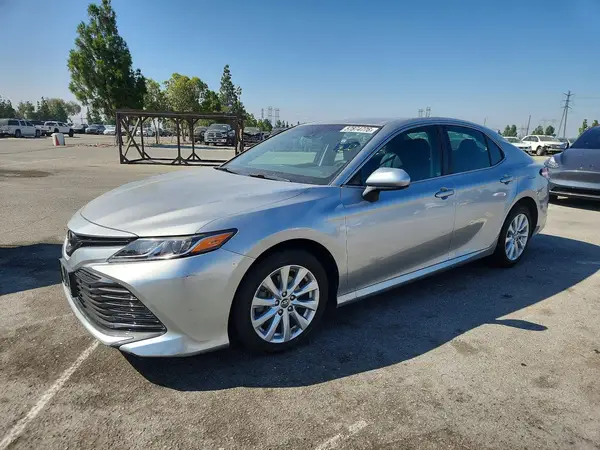 4T1B11HK1JU577983 2018 TOYOTA CAMRY - Image 1