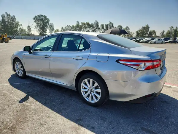 4T1B11HK1JU577983 2018 TOYOTA CAMRY - Image 2